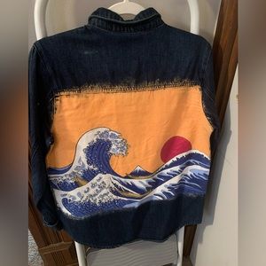 Insane hand painted light Jean jacket

Size US Small